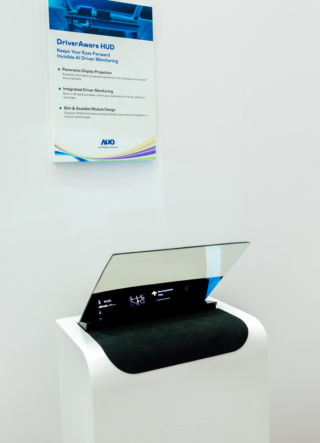 DriverAware HUD结合抬头显示器与隐藏式红外线摄影机，将车速、导航及警示讯息投影于挡风玻璃上，完美对齐驾驶目不离路的视线，同时，透过AI 监控驾驶注意力以提升安全性。